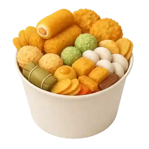 Wadah berisi aneka jajanan: risoles, lemper, klepon, pisang goreng, dan kue tradisional